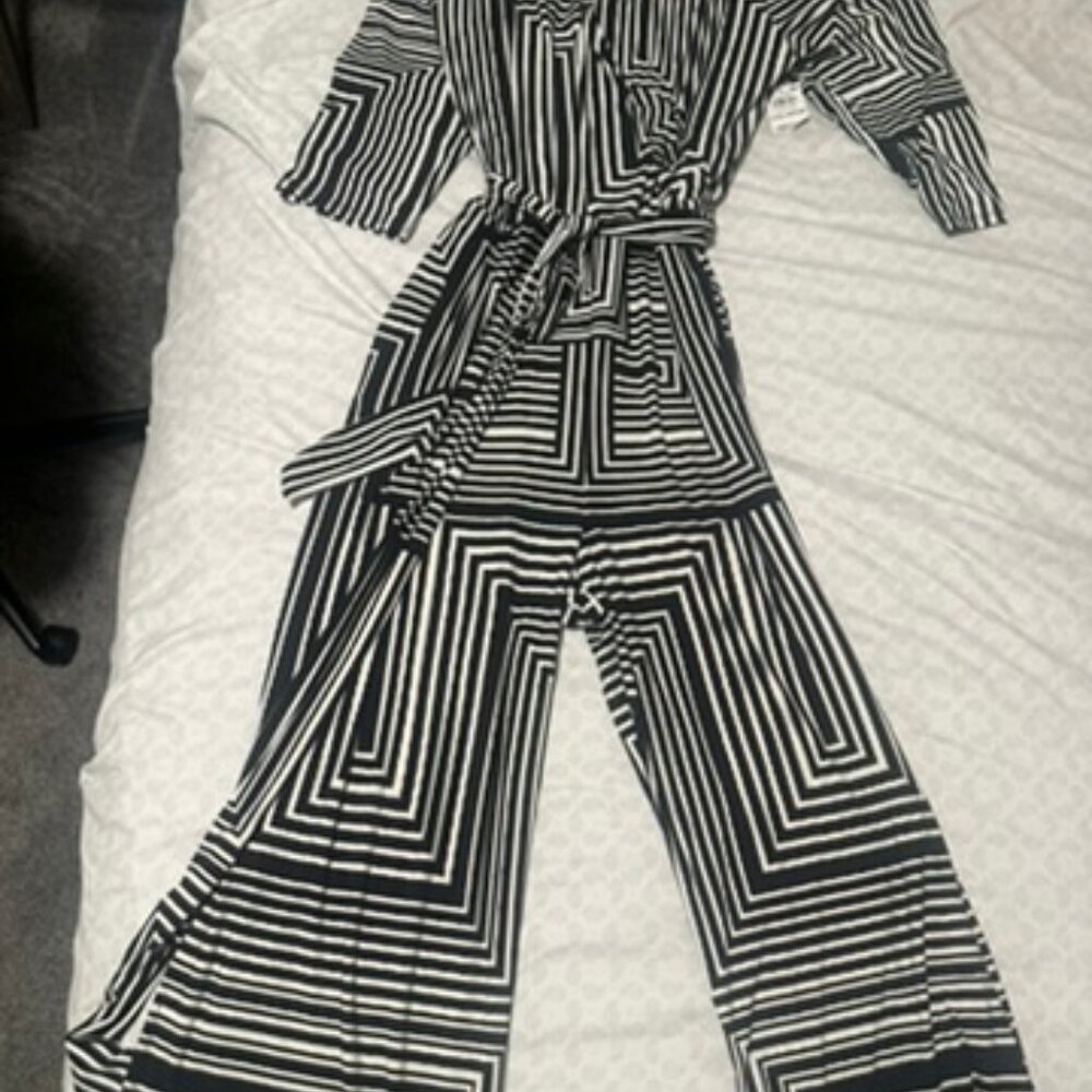 Women's Printed Black and White V-Neck Long Sleeve Jumpsuit - Picture 3 of 7